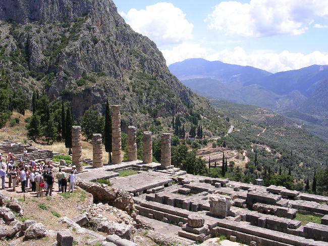 An overview of the Temple of Apollon at Delphi.